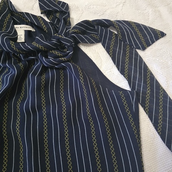 🌟7/25$ BANANA RUBLIC Seeveless Bow Blouse in Navy Blue Stripes & Chain Print - Picture 5 of 8